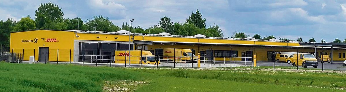 Der neue, etwa 1800 Quadratmeter große Zustellstützpunkt von Deutscher Post/DHL in Lippstadt steht am Schanzenweg (zur Orientierung: ein Stück weit hinter Genisi). Es gibt noch Reservekapazitäten, falls die Paketzustellung weiter wachsen sollte. Hier sind mehr als 50 Post-Autos stationiert. Foto: Schwade