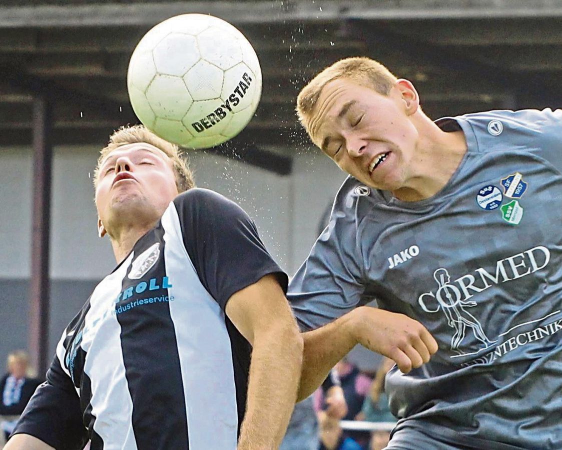 Derbysieg in Oestereiden: Der TSV Rüthen (in Schwarz-Weiß) kam nach einer weniger guten ersten Halbzeit erst nach der Pause richtig in Schwung. Am Ende stand ein 2:0 für die Bergstädter zu Buche. Foto: Brand