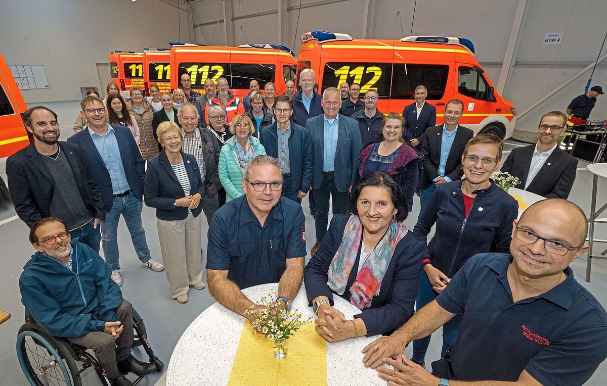 Eröffneten den KTW-Pool im Beisein zahlreicher Gäste (vorn Mitte, v.l.): Wachleiter Dirk Behrens, Landrätin Eva Irrgang, Dezernentin Ricarda Oberreuter und Wachleiter Martin Plentz. Foto: Dahm