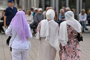 Frauen, die Kopftuch tragen, werden besonders häufig zur Zielscheibe. (Symbolbild) - Foto: Patrick Pleul/dpa