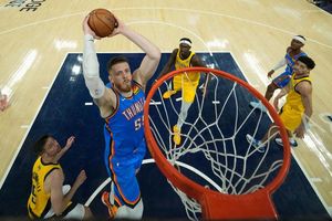 Isaiah Hartenstein hat im letzten Spiel der Saison Heimrecht mit den Oklahoma City Thunder. - Foto: Abbie Parr/AP/dpa