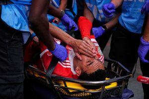 Jamal Musiala muss mit einer Trage abtransportiert werden. - Foto: Brynn Anderson/AP/dpa