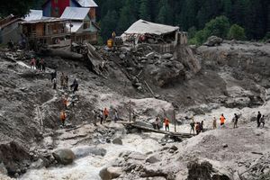 Die Wassermassen überraschten Pilger beim Essen. Mindestens 65 Menschen sind in Kaschmir bei einer Sturzflut gestorben. - Foto: Channi Anand/AP/dpa