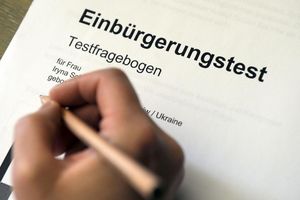 Erfolgreich absolvierte Sprachtests werden nicht nur für die Einbürgerung verlangt, sondern in vielen Fällen auch für den Familiennachzug. (Symbolbild) - Foto: Uli Deck/dpa