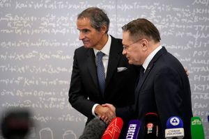 IAEA-Chef Grossi ist zuletzt mehrfach nach Russland gereist, wo er auch den Chef der russischen Atombehörde Lichatschow traf. (Archivbild) - Foto: Alexander Zemlianichenko/AP/dpa