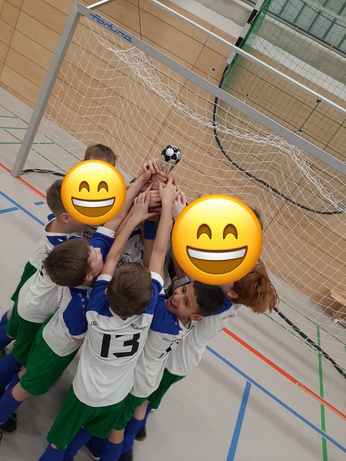 Die jungen Fußballer freuten sich über den verdienten Pokal. Foto: Grundschule Benninghausen