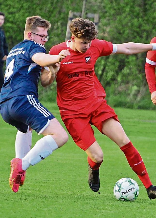 Ein packendes Derby lieferten sich der VfB Holsen (in Rot) und die SG Mantinhausen/Verlar, das die SG am Ende mit 2:1 für sich entschied. Foto: Brand