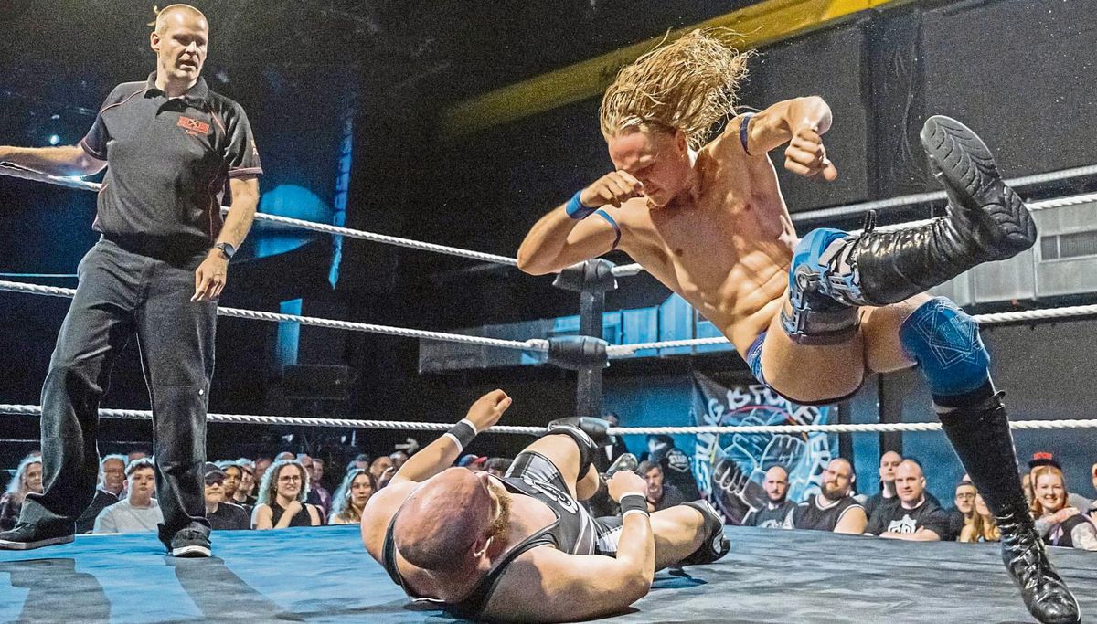 Steigt in seiner Heimatstadt natürlich auch selbst in den Ring: Norman Harras alias Norman Halberschmidt (r.) verspricht den Besuchern einen unvergesslichen Abend. Viele Top-Athleten, wie der Ungar Peter Tihanyi oder der Österreicher Robert Dreissker, sind in Rüthen am Start.