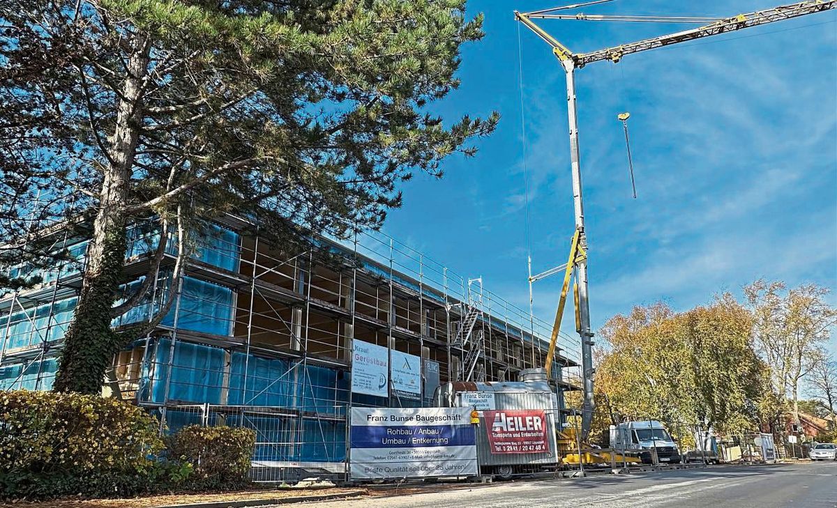 Fast drei Jahre nach dem überraschenden Einsturz des Dachs der Lipperoder Turnhalle geht es auf der Baustelle nun voran.