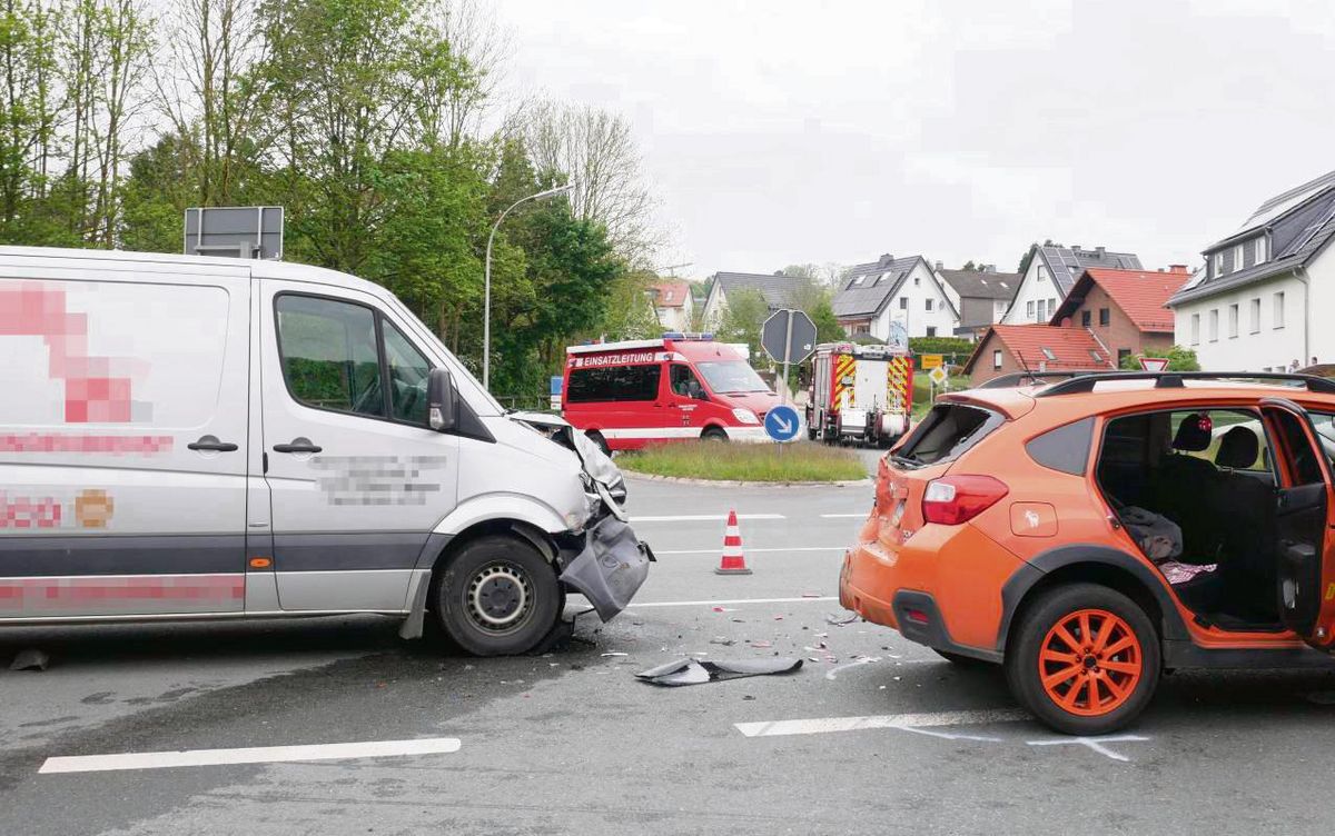 Mit einem Kreisverkehr könnten Unfälle im Bereich Bahnhofstraße/Kallenhardter Straße vermieden werden. Archivfoto: Bsdurek