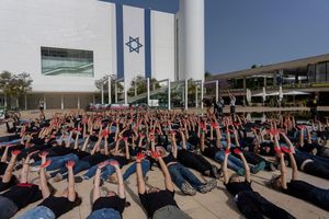 Protestaktion von Familienangehörigen und Unterstützern von Geiseln in Tel Aviv. - Foto: Ohad Zwigenberg/AP/dpa