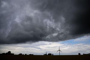 Wie lange sich die Gewitter halten, ist laut DWD noch nicht absehbar. (Archivbild) - Foto: Julian Stratenschulte/dpa