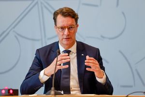 Nordrhein-Westfalens Ministerpräsident Hendrik Wüst (CDU) verlangt angesichts der erwarteten Steuerausfälle für Länder und Kommunen durch das geplante Investitionspaket des Bundes Kompensationen. - Foto: Thomas Banneyer/dpa