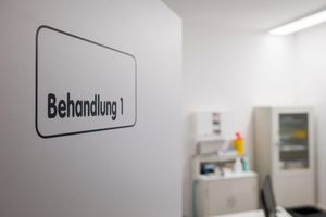 In Arztpraxen kommt es immer wieder zu Übergriffen. (Symbolbild) - Foto: Daniel Vogl/dpa