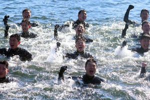 Bei Minusgraden singen Taucher der südkoreanischen Marine, während sie im eiskalten Meerwasser vor der Stadt Changwon schwimmen. - Foto: yonhap/dpa