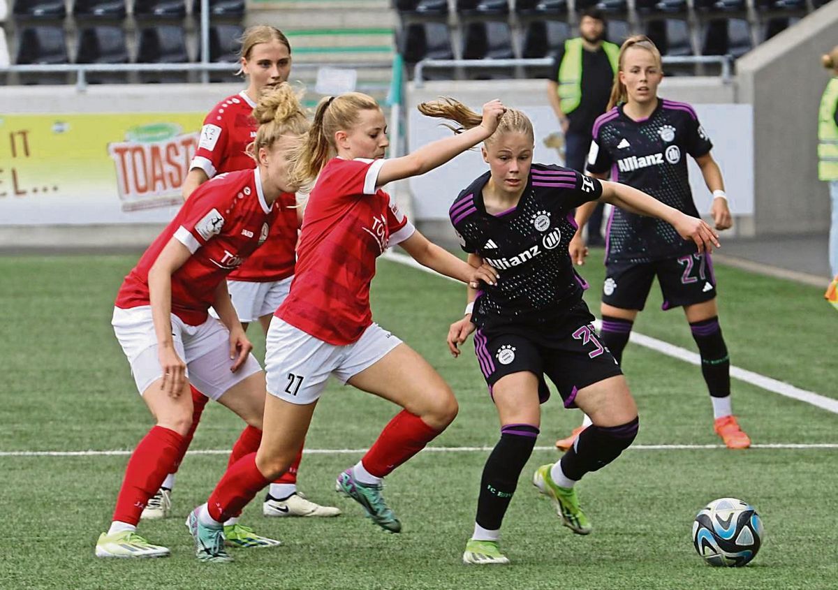 Abschied gegen den FC Bayern München: Das kann nicht jeder von sich behaupten. Emilia Deppe (3.v.l.) bestritt ihr letztes Heimspiel mit dem FSV Gütersloh gegen die Reserve des Deutschen Meisters, Endstand 3:1. Fotos: Lütkehaus
