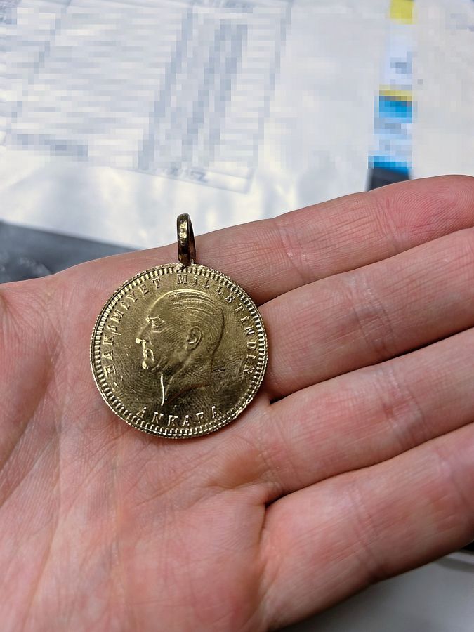 Für diesen Goldtaler hatte die 31-Jährige keine Einfuhrabgaben entrichtet. Foto: Hauptzollamt Bielefeld