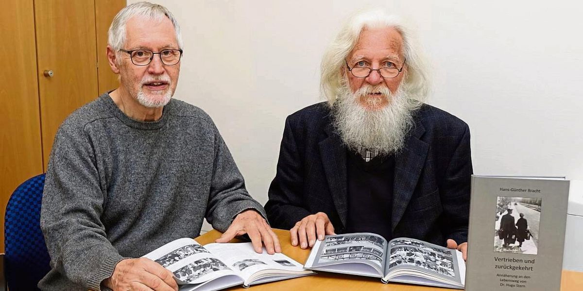 Das Leben des Hugo Stern fasste Dr. Hans-Günther Bracht (r.) in einem Buch zusammen. Die grafische Gestaltung übernahm Harald Jütte. Foto: Kloer