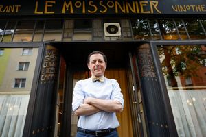 Vincent Moissonnier steht vor seinem Sterne-Bistro «Le Moissonnier», einem kleinen Stück Paris mitten in Köln. - Foto: Thomas Banneyer/dpa