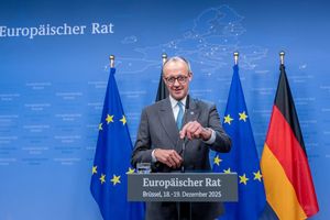 Stärkung des Zusammenhalts Europas: Das ist mit 54 Prozent mit Abstand das Thema, um das sich die Bundesregierung von Kanzler Friedrich Merz (CDU) im neuen Jahr besonders kümmern sollte. - Foto: Michael Kappeler/dpa