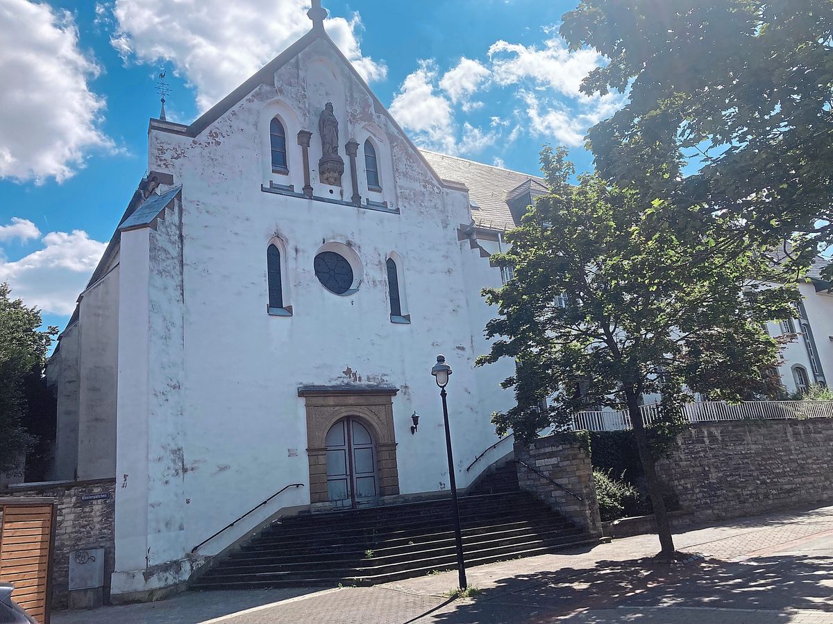 Bröckelnder Putz und verdrecktes Gemäuer: Der Leerstand setzt dem Kloster zu.