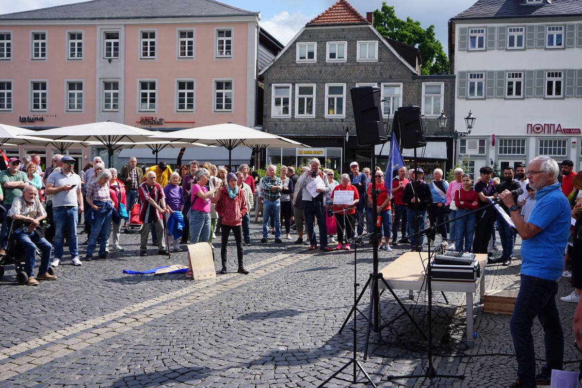 Mahnwache für Menschlichkeit und Mariam Morad: Rund 150 Menschen kamen am Samstag auf den Lippstädter Rathausplatz.