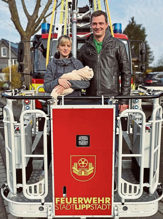 Baby Liv hatte es brandeilig: Damit Feuerwehrmann Stefan Hagenhoff pünktlich zur Geburt seiner Tochter bei Ehefrau Marleen in Lippstadt sein konnte, setzten Kameraden der Feuerwehr und des Drehleiter-Herstellers alle Hebel in Bewegung. Fotos: Feuerwehr Lippstadt