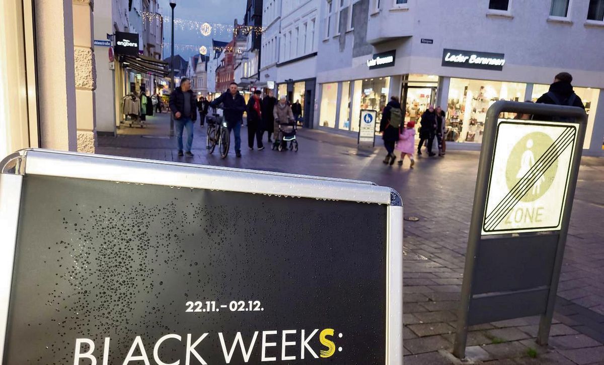 Im Weihnachtsgeschäft unter dem Lichterdach der Langen Straße in Lippstadt lockten einige Geschäfte in den letzten Tagen zusätzlich schon mit Reduzierungen. Foto: Schwade