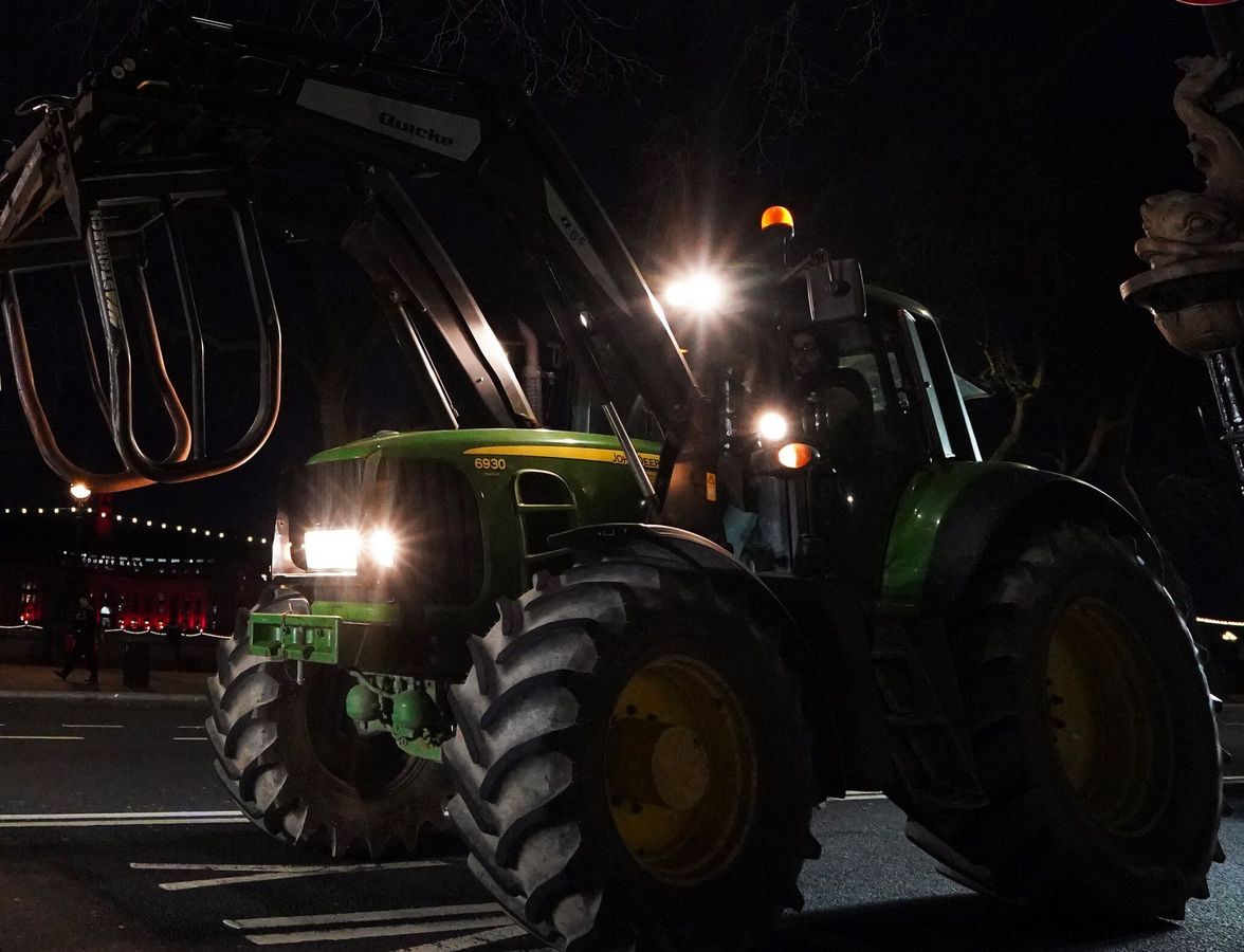 Ein 29-Jähriger eilte dem Verunfallten mit einem Traktor zur Hilfe. - Symbolfoto: dpa