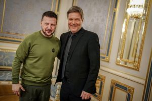 Bei seinem Besuch in Kiew wurde Vizekanzler Robert Habeck (r) auch von dem ukrainischen Präsidenten Wolodymyr Selenskyj empfangen. - Foto: Kay Nietfeld/dpa