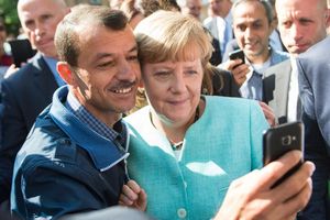 Bald zehn Jahre her: Angela Merkel (CDU) lässt sich nach dem Besuch einer Erstaufnahmeeinrichtung für Asylbewerber in Berlin-Spandau für ein Selfie zusammen mit einem Flüchtling fotografieren. (Archivbild) - Foto: Bernd von Jutrczenka/dpa