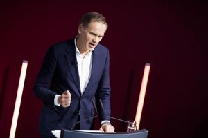 Der Vorstandsvorsitzende der Volkswagen AG und Porsche AG, Oliver Blume, sprach zur Belegschaft in Wolfsburg. (Archivbild) - Foto: Moritz Frankenberg/dpa