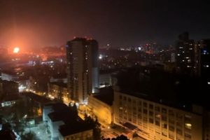 In der ukrainischen Hauptstadt Kiew sind bei russischen Luftschlägen mehrere Menschen verletzt worden. - Foto: Uncredited/AP/dpa