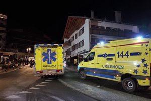 Viele Verletzte wurden in der Silvesternacht in Crans-Montana mit Rettungswagen in Kliniken gebracht. - Foto: Kantonspolizei Wallis/dpa