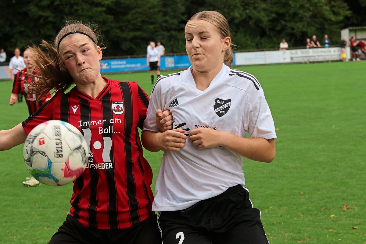 Die Frauen des SuS Störmede (in Weiß) gewann das Derby beim SV 03 Geseke mit 2:1. Spitzenreiter SV Lippstadt (in Rot) siegte locker mit 10:0. Foto: Wiegand