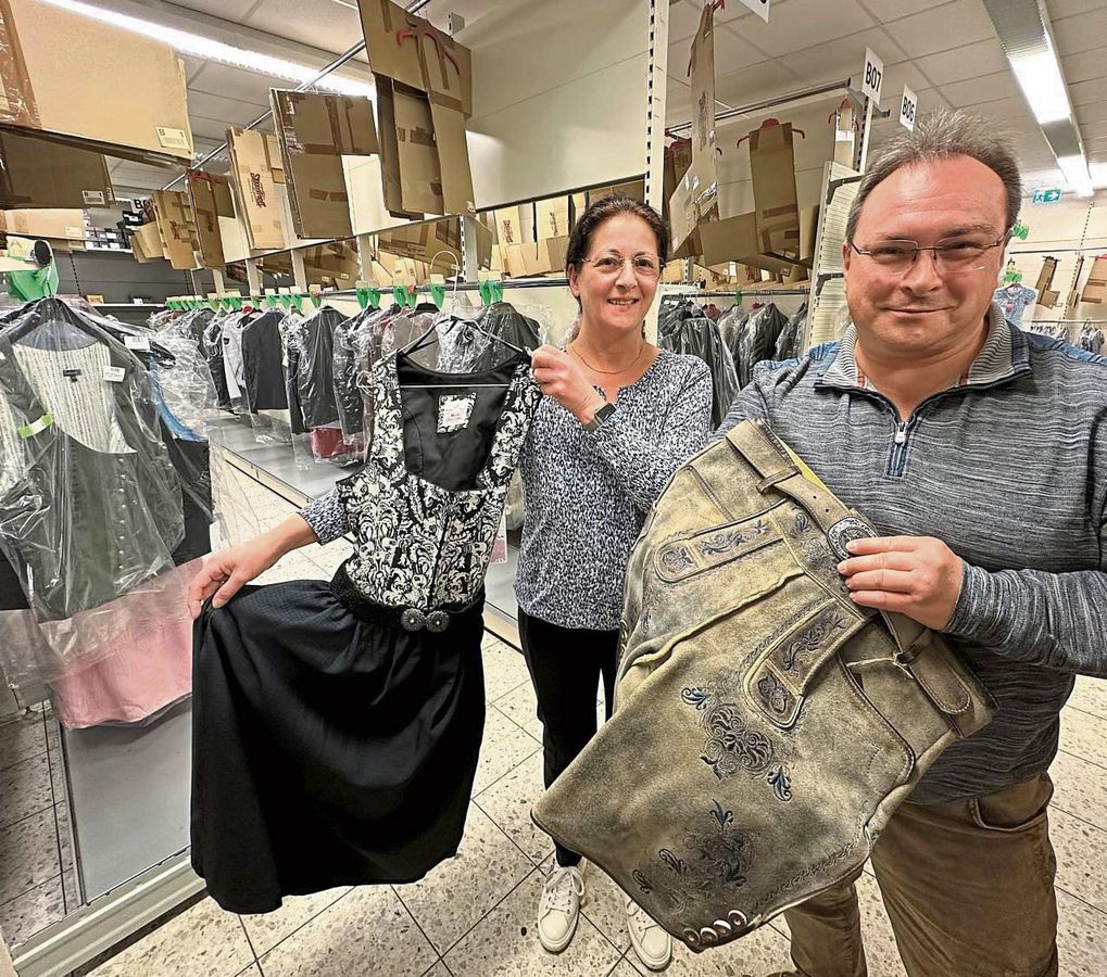Sie wissen, was bei Tracht Trend ist: Mario Raschke und Ehefrau Gabriele. Der Lippstädter ist seit 2022 Inhaber des Trachten-Onlineshops Alpenclassics. Er und sein Team verschicken Dirndl und Lederhosen in die ganze Welt. Foto: Carolin Cegelski