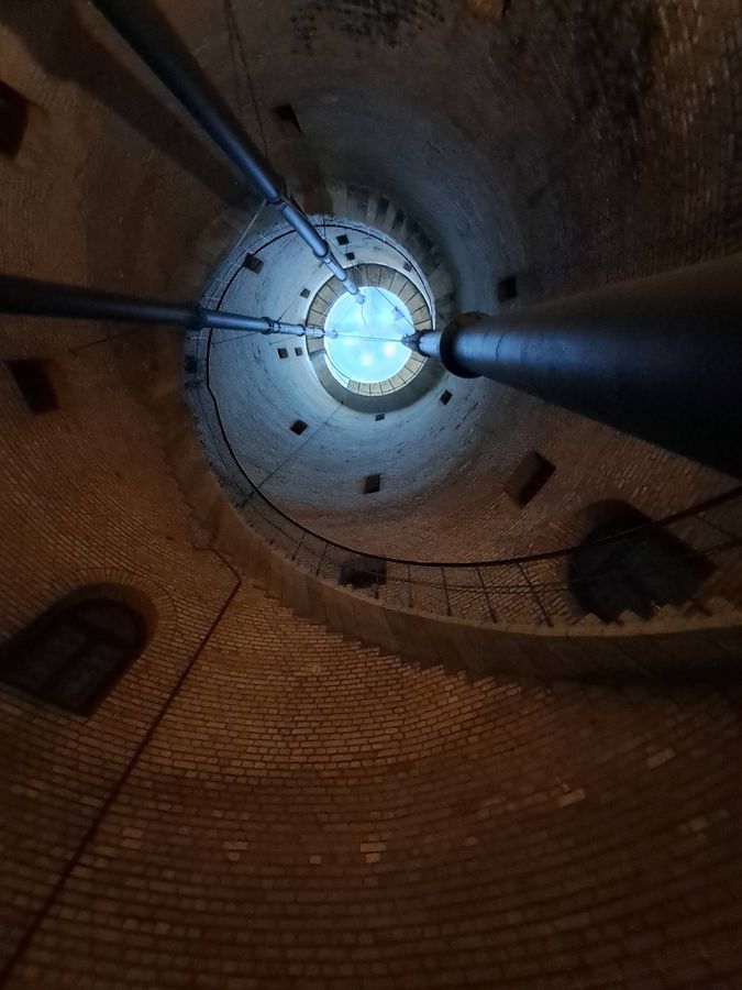 Blick von unten auf den beleuchteten Wasserbehälter im Turminnern. Foto: Petra Kohlenberg