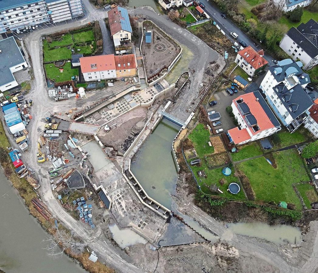 Der Wehrkomplex hinter dem Ostendorf-Gymnasium (o.l.) von oben: Die Zimmermann-Insel gegenüber der Burgstraße (o.M.) ist fertig. Daneben zu sehen: Dachwehr und Kanustrecke. Auch das Stiftswehr ist eingebaut – der silberne Bediensteg führt über das Wehr zum Betriebsgebäude auf der Insel. Sie ist über eine Brücke (o.l.) erreichbar. Fotos: Cegelski (2)/ Bezirksregierung Arnsberg