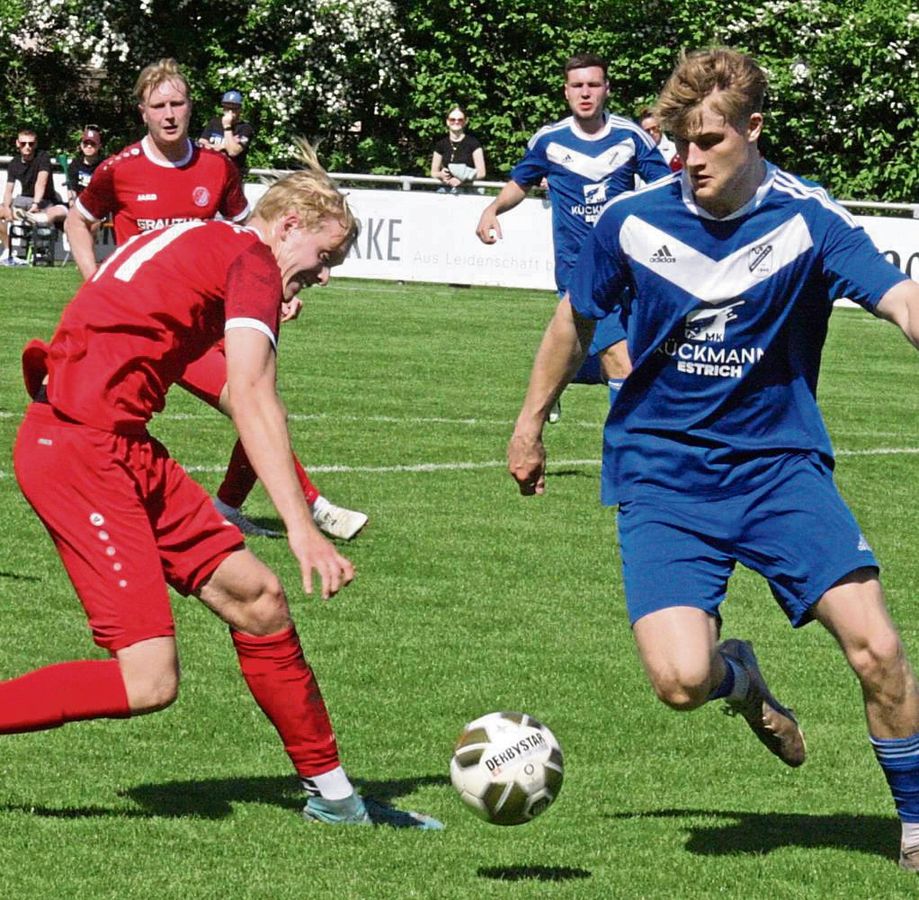 Mastholtes Niklas Rauh (l.) wird in dieser Szene von seinem Westenholzer Gegenspieler gestoppt. Beide Teams trennten sich nach einem rassigen Derby 2:2. Foto: Schlink