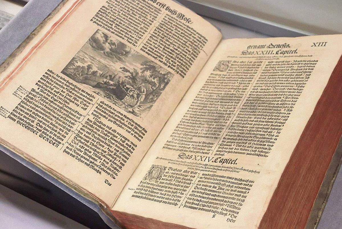 Diese Bibel aus dem Jahr 1630 wurde von dem Lippstädter Theologen Kaspar Ulenberg übersetzt. Fotos: Bertermann