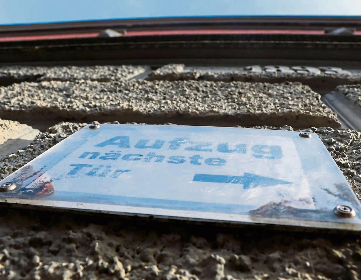 Zum Haupteingang des Alten Rathauses in Geseke führt eine relativ steile Treppe – am Nebeneingang gibt es jedoch einen Aufzug. Foto: Dietz