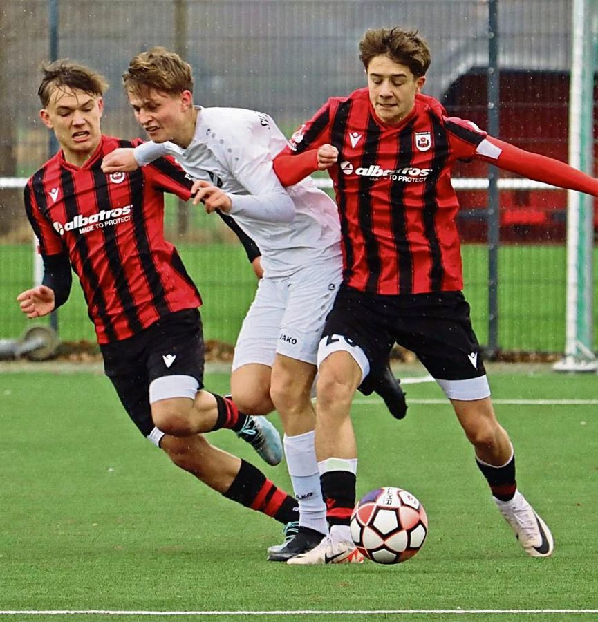 Kein Durchkommen gab es für Gegner SV Rödinghausen bei den B-Junioren des SV (in Schwarz-Rot), die eine starke Leistung mit einem 5:0-Sieg krönten. Fotos: Feichtinger