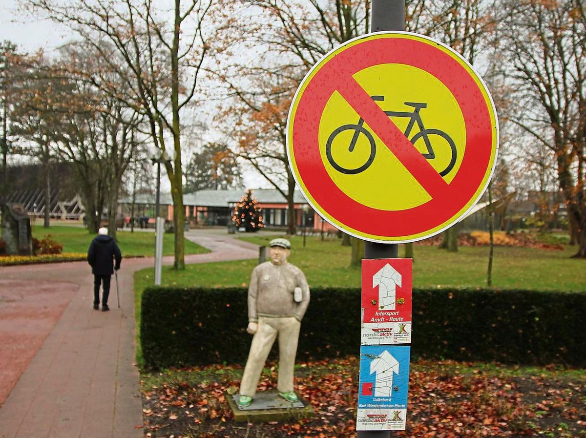 Das Verbotsschild für Fahrräder ist im Kurpark von Bad Westernkotten kaum zu übersehen. Foto: Puls