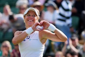 Ein Herz für die Zuschauer: Laura Siegemund feiert ihr Wimbledon-Märchen - Foto: Kirsty Wigglesworth/AP/dpa