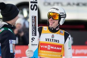 Domen Prevc fällt das Skispringen gerade leicht. - Foto: Matthias Schrader/AP/dpa