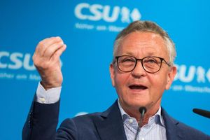 Der frühere Baywa-Chef Klaus Josef Lutz auf einer CSU-Veranstaltung im Jahr 2022. Lutz hat bislang sämtliche Vorwürfe im Zusammenhang mit der Schieflage der Baywa zurückgewiesen. (Archiv) - Foto: Peter Kneffel/dpa