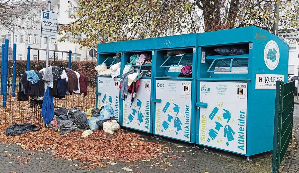 Ein chaotisches Bild bot sich den Helfern der Kolpingsfamilie am vergangenen Sonntag an den Containern an der Robert-Koch-Straße. Säcke wurden zerrissen, durchwühlt und Unpassendes einfach achtlos über den Zaun geworfen.