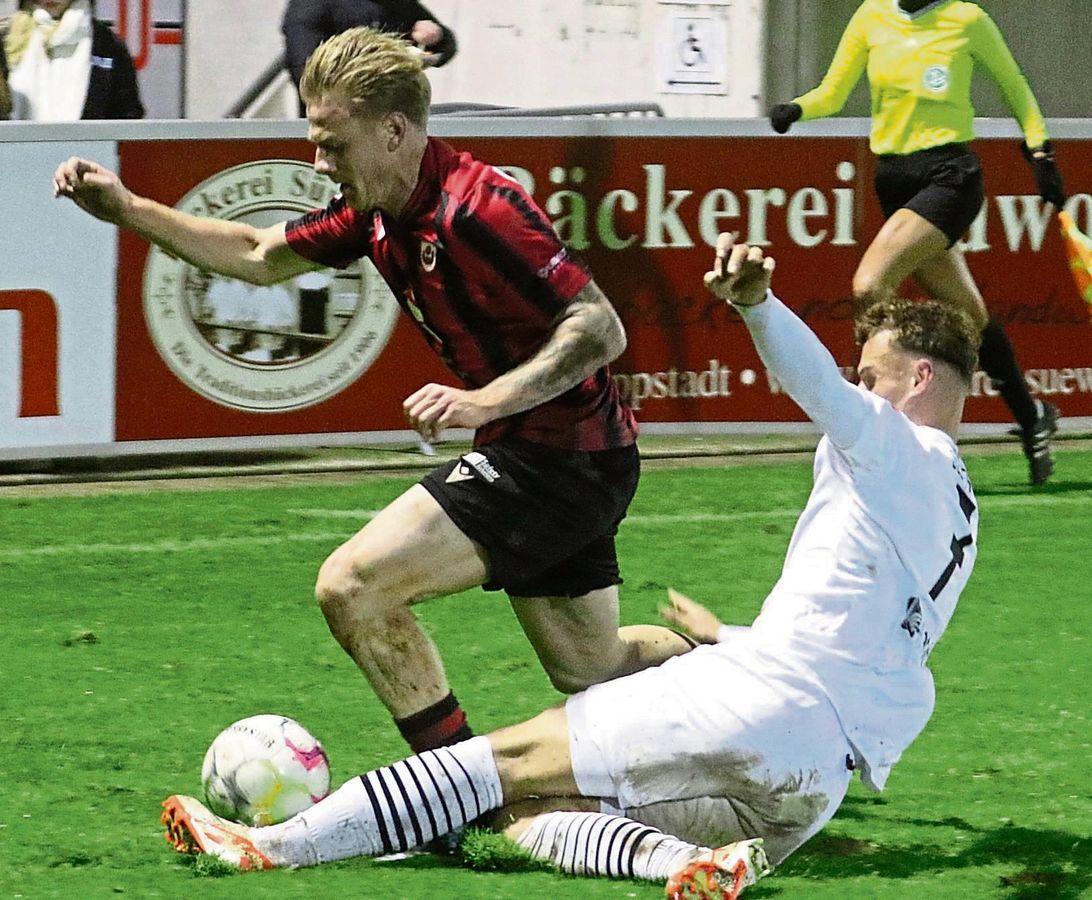 540 Zuschauer im Derby gegen Wiedenbrück, bis zu 14 000 am Aachener Tivoli: Von dieser Kulisse nicht beeindrucken lassen wollen sich die Fußballer des SV Lippstadt (hier mit Gerrit Kaiser, links). Trainer Bechtold verspricht gegen die „Mannschaft der Stunde“ eine mutige Spielweise. Foto: Lütkehaus