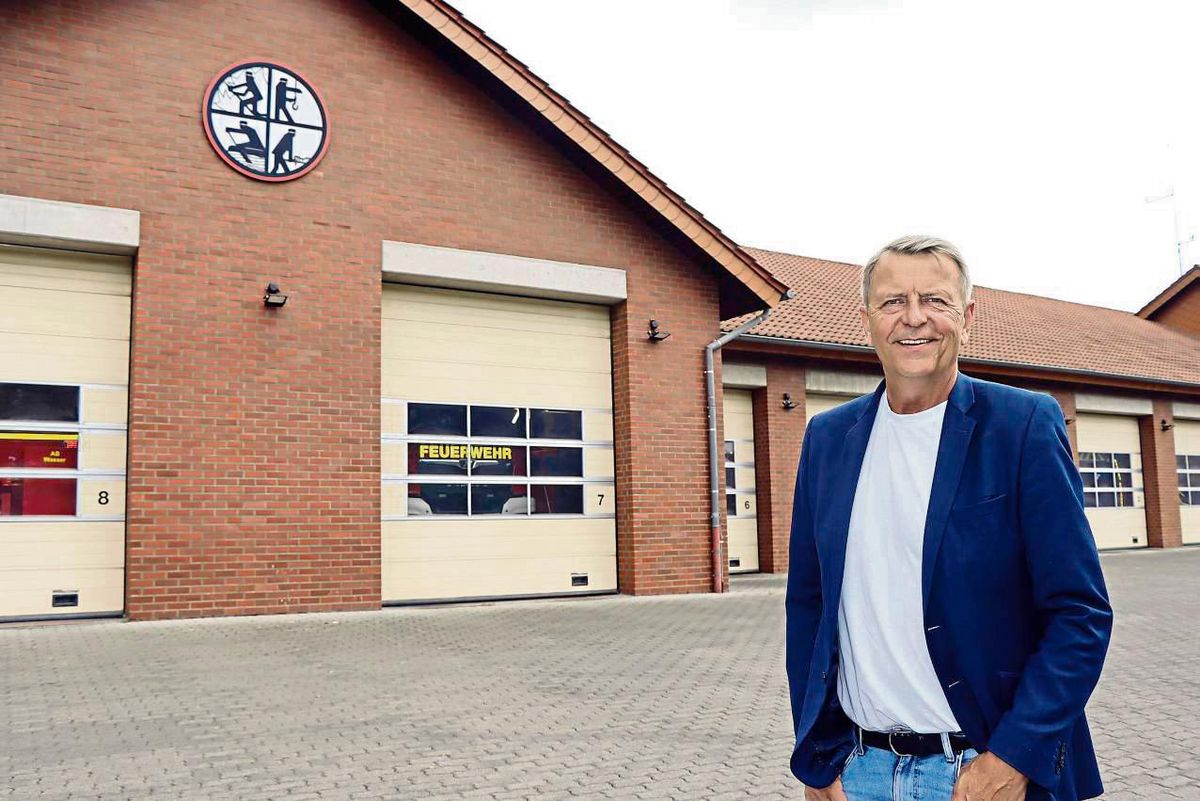 Ein Plädoyer fürs Ehrenamt: Christof Rasche vor der frisch renovierten Erwitter Feuerwache. Foto: Dietz