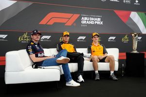 Die drei WM-Rivalen und der Pokal der Begierde. - Foto: David Davies/PA Wire/dpa